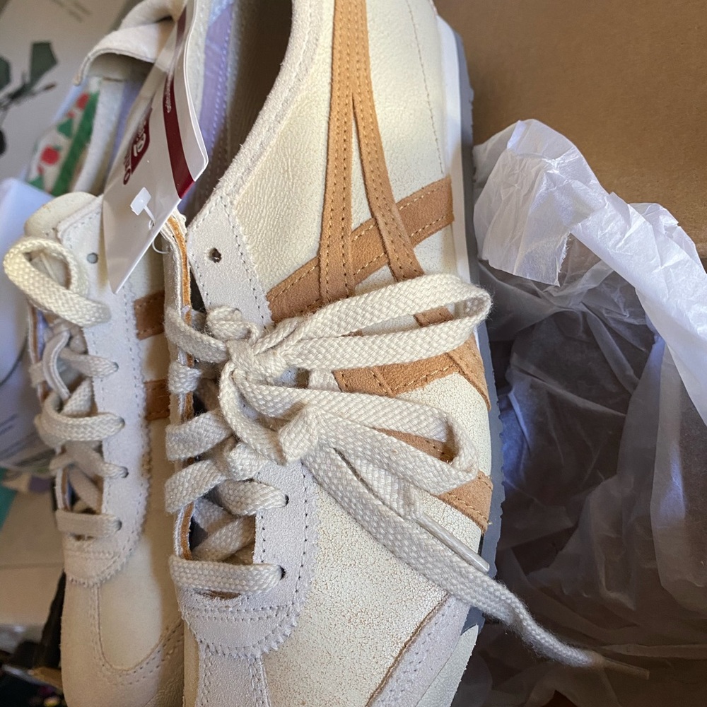 New in Box Cream Leather Tigers